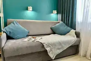 Uyutnaya studiya Apartments, Artem