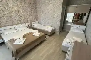 Chetyryohmestnyy nomer Lyuks s vidom na gory i na more Apartments, Alakhadzi