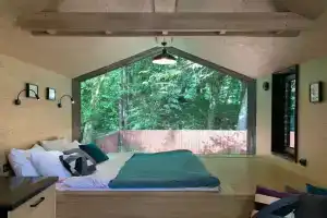 na beregu gornoy reki Glamping, Krasnaya Polyana