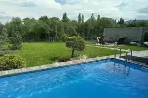 Zagorodnyy dom s basseynom Cottage, Magas