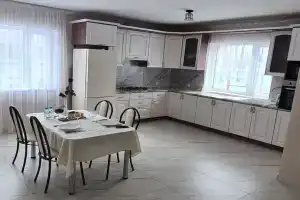 Uyutnyy dom v tsentre goroda Cottage, Netyinka