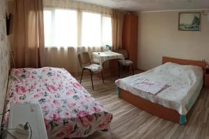 Chetyryohmestnyy nomer uluchshennyy s vidom na more Apartments, Lazarevskoye