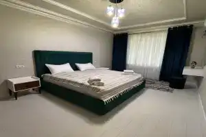 Prostornaya i sovremennaya v prestizhnom i tihom rayone Apartments