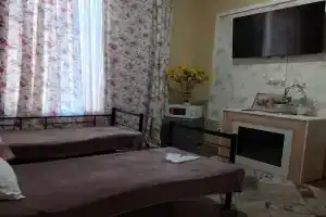 Dvuhmestnyy nomer s 2 otdelnymi krovatyami standart Apartments, Mariupol