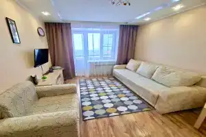 Uyutnaya studiya s vidom na park Apartments, Mirnyj