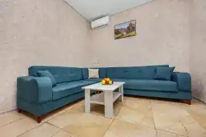 Semeynyy nomer dvuhkomnatnyy lyuks Apartments, Candripsh