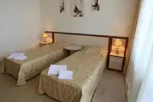Dvuhmestnyy nomer s 2 otdelnymi krovatyami ili 1 dvuspalnoy krovatyu standart s vidom na more Apartments, Berdyansk