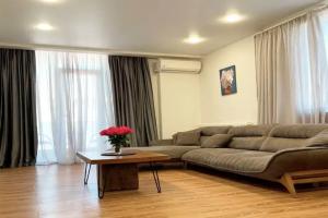 Apartamenty 3h-komnatnye s kuhney i otopleniem. Vid na more i gory