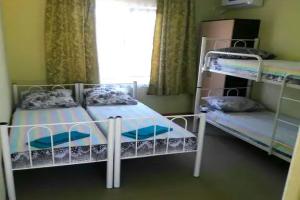 Dvuhmestnyy nomer s 2 otdelnymi krovatyami standart Apartments, Primorsko-Akhtarsk
