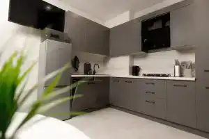 Udobnaya v novom dome na bulvare Hmelnitskogo Apartments, Mariupol