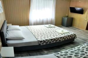 Semeynyy format otelya, s basseynom, detskoy ploshchadkoy i parkovkoy), Candripsh