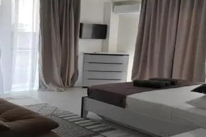 Tryohmestnyy nomer uluchshennyy s vidom na more Apartments, Ashe