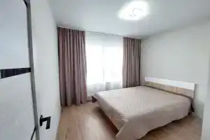Uyutnaya v 10 minutah ot mezhdunarodnogo aeroporta Tolmachyovo Apartments, Ob'