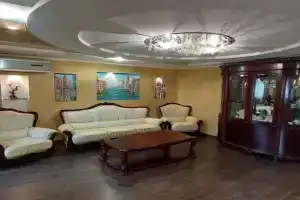 Bolshaya krasivaya 3-komnatnaya Apartments, Mariupol