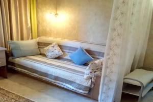 Semeynyy nomer s oknom i udobstvami v nomere Apartments, Shchelkovo
