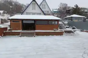 Dom s udobstvami na beregu reki Volgi so svoim prichalom Cottage, Syzran