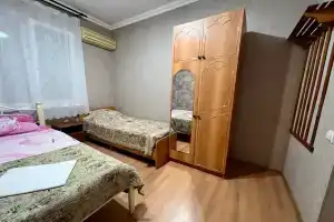 Tryohmestnyy nomer ekonom Apartments, Candripsh