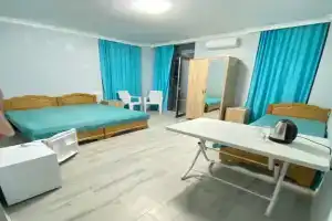 Tryohmestnyy nomer standart s vidom na more Apartments