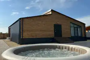 Krasivyy barnhaus s baney na privatnoy territorii Cottage