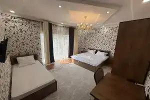 Semeynyy nomer s lichnoy vannoy i balkonom, zavtrak vklyuchen Apartments, Dushanbe