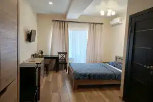 Dvuhmestnyy nomer s 1 krovatyu Morskoy Standart Plyus Apartments, Novorossijsk