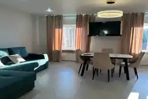 Lyuks s zakrytym dvorom i parkovkoy Apartments, Berdyansk