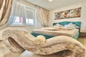 Uyutnaya odnokomnatnaya s tantra-kreslom na beregu reki Ucha Apartments, Ivanteyevka