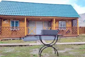 Dvuhmestnyy domik s dvuhspalnoy krovatyu i udobstvami na dva domika Cottage