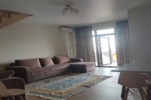Apartamenty 3 komnatnyy nomer lyuks s vidom na more, Izbarbash