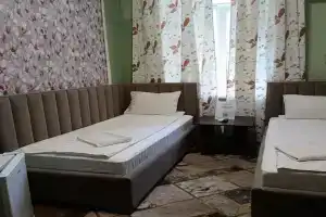 Uyutnyy dvuhmestnyy nomer s konditsionerom i tv Apartments, Mariupol