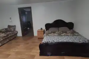 Dom ryadom s rekoy Cottage