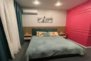 Dvuhmestnyy nomer s 1 krovatyu uluchshennyy s krovatyu queen size no6 Apartments, Frjasino