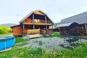 Kottedzh v kurortnoy zone s vidom na gory Cottage, Belokurikha