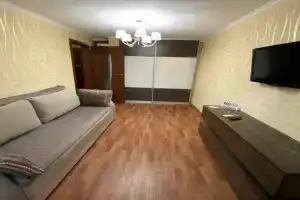 ryadom s bulvarom Pushkina s nakopitelnoy emkostyu vody Apartments, Donetsk