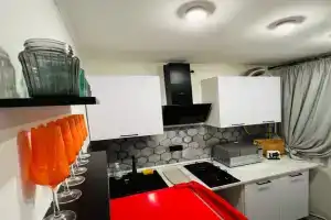 Yarkaya modnaya sovremennaya v samom tsentre goroda Apartments