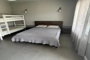 Tryohmestnyy nomer uluchshennyy s vidom na more Apartments, Alakhadzi