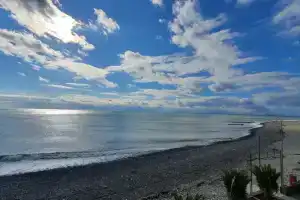 Elling na beregu i vidom na morya, Lazarevskoye