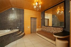 Tryohmestnyy nomer lyuks dvuhkomnatnyy s dzhakuzi Apartments, Noginsk