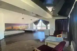 Chetyryohmestnyy nomer lyuks s vidom na more Apartments, Berdyansk