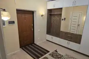 Uyutnaya v tsentrea, vid na gory i tsentr Apartments, Bishkek