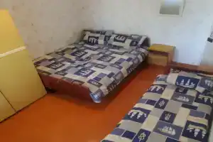 Uluchshennyy ekonom komnata s ubornoy i holodilnikom Apartments, Shirokaya Balka