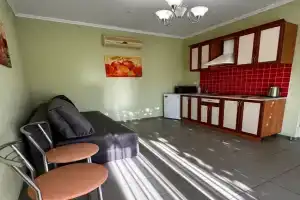 Chetyryohmestnyy nomer lyuks Apartments, Berdyansk