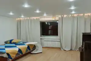 2-h komn. (kapitalka), 2 spalnyh osn + 1 dop mesto. Vse ryadom Apartments