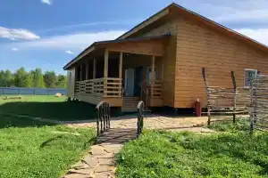 Bolshoy dom s terrasoy, baney na drovah i chanom v lesu na beregu reki Cottage, Ivashevo