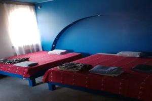 Chetyryohmestnyy nomer ekonom ryadom s Aeroportom Tolmachyovo Apartments, Ob'
