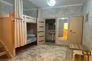 Mnogomestnyy zhenskiy nomer standart s sanuzlom Apartments