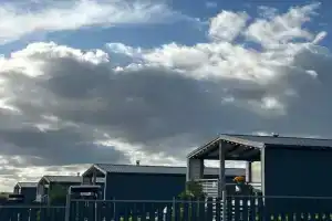 Uyutnyy dom dlya otdyha u prirody Cottage, Karvala