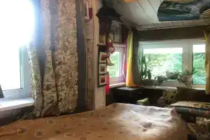 Uyutnaya mini biblioteka s odnospalnoy sofoy i vidom na vekovye derevya Apartments, Pushkino
