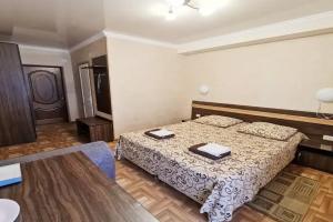 Dvuhmestnyy nomer s 1 krovatyu Dvuhmestnyy standart s dopolnitelnym mestom i balkonom Apartments, Adler