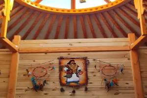 Semeynyy nomer Uyutnaya blagoustroennaya oranzhevaya yurta Cottage